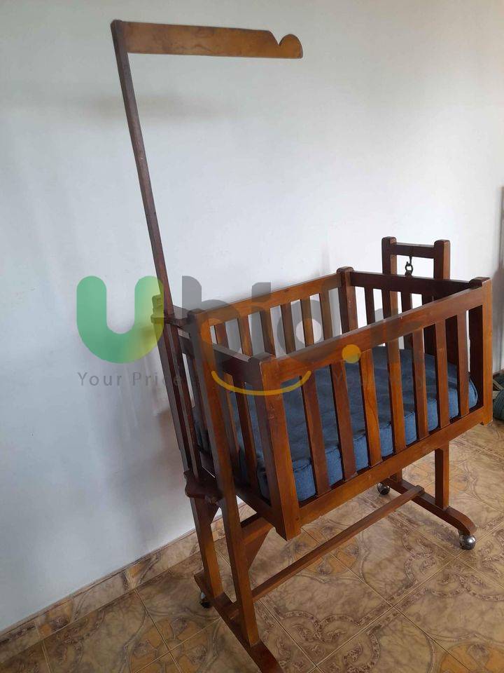 Baby cot with a mattress 